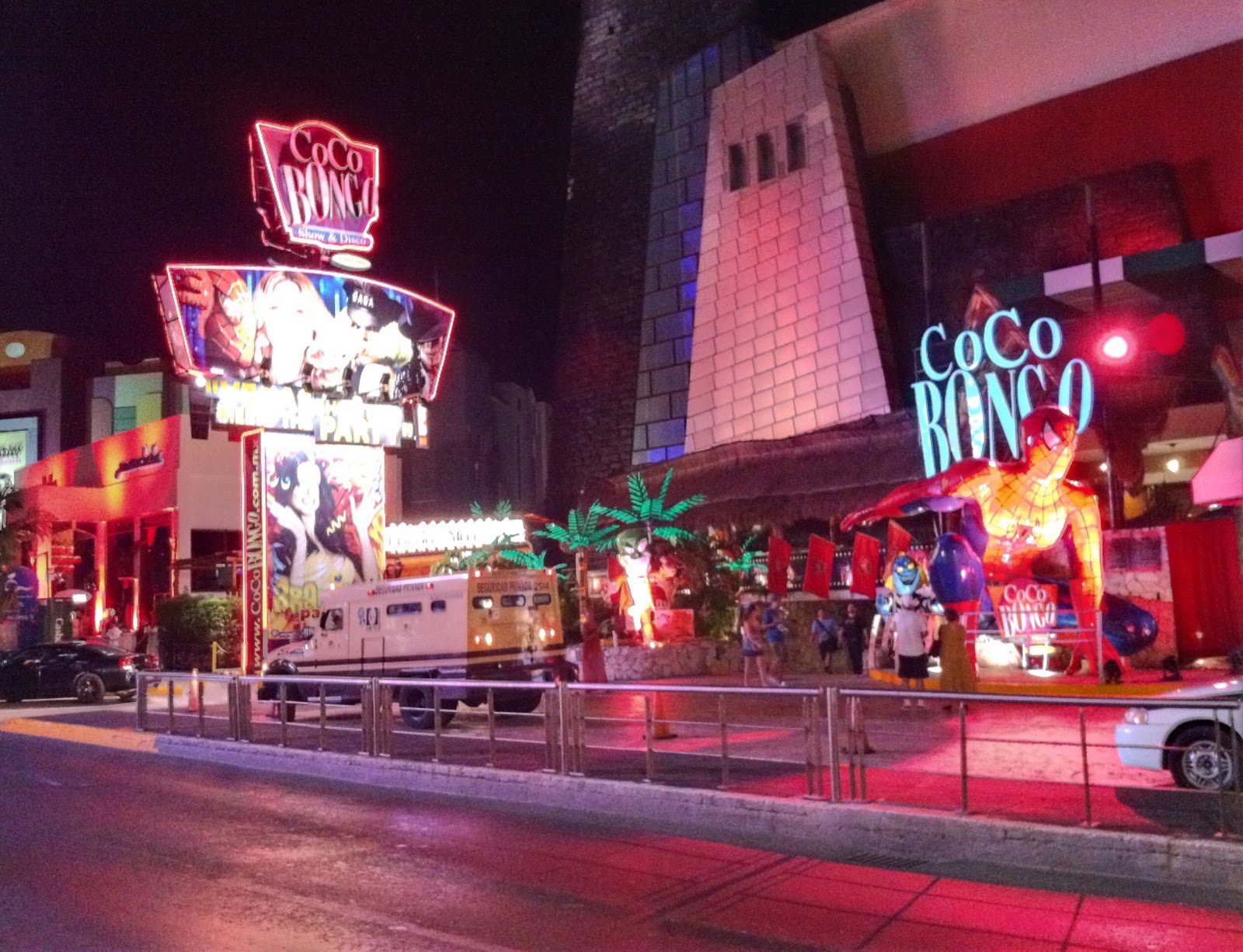 Ambiente nocturno en Cancún