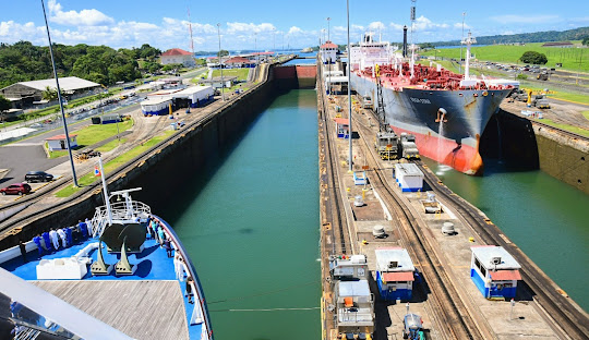 Barco cruzando Canal de Panamá